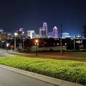 4, Sleep 5, Walk To Attractions In Uptown Apartment